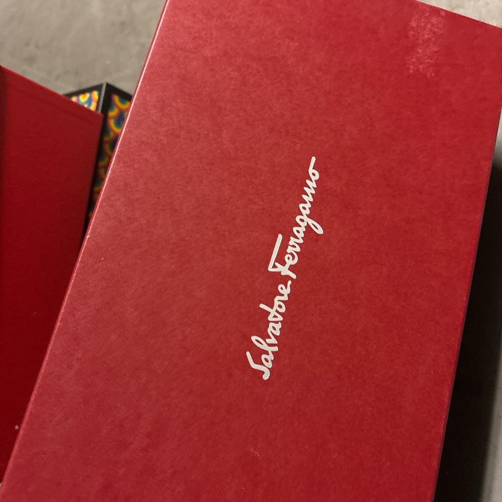 Ferragamo shoe empty box